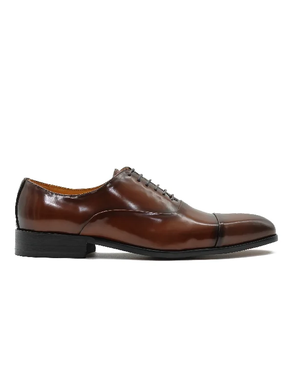 TOE CAP OXFORDS IN BROWN PATENT LEATHER